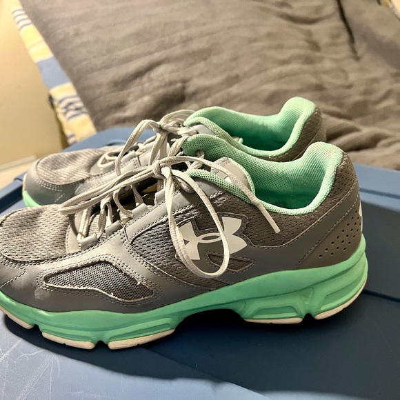 Like-new condition under armour sneakers. Barely worn. - Picture 2 of 5